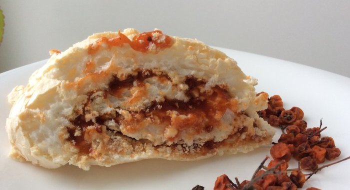 Меренговый рулет с рябиновым вареньем