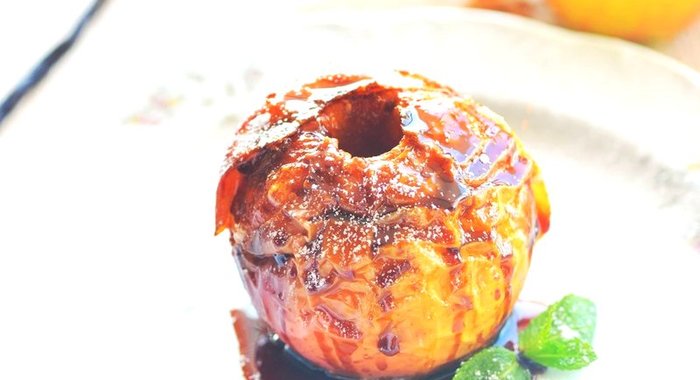 Печеное яблоко с медом