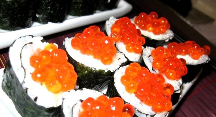 Роллы с красной икрой