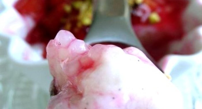 Тапиока со сливовым соусом и фисташками