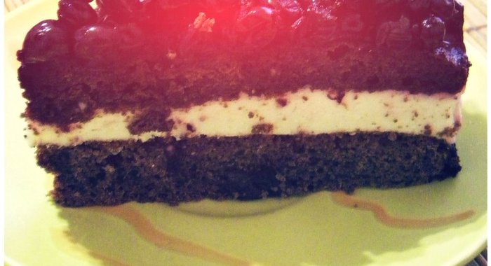Бисквитный торт с желе из черной смородины
