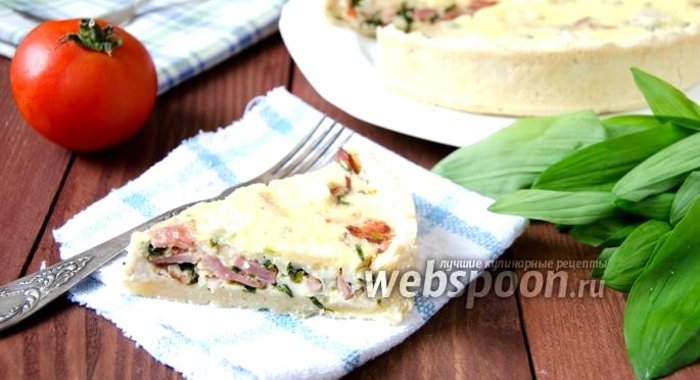 Открытый пирог с черемшой и грудинкой