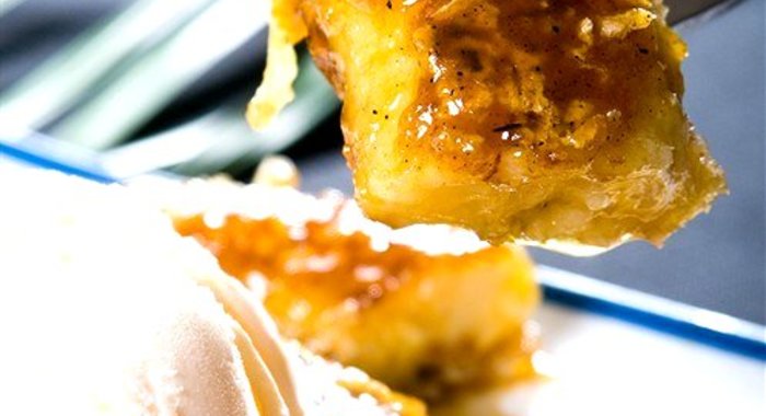 Жареные бананы в кляре с мороженым, красной смородиной и мятой