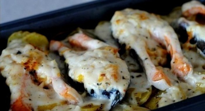 Форель под чесночным соусом, запеченная на картофельной подушке