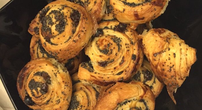 Булочки с маком и изюмом