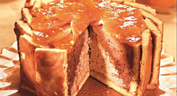 Двухцветный сливочный торт с мандаринами и миндалем