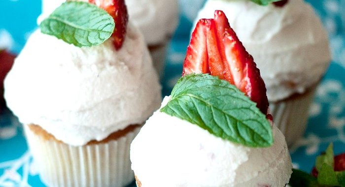 Капкейки с клубничной начинкой