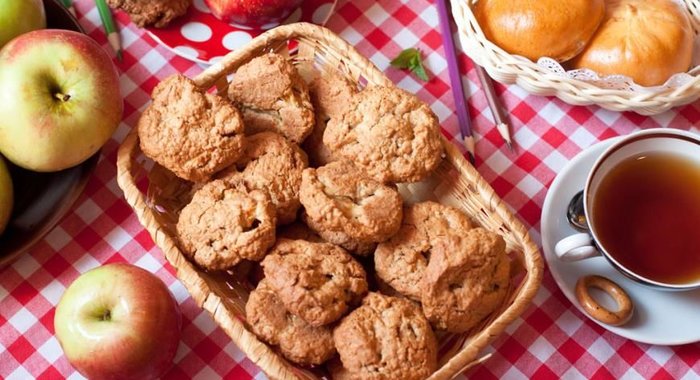 Домашнее овсяное печенье с яблоками и грецкими орехами