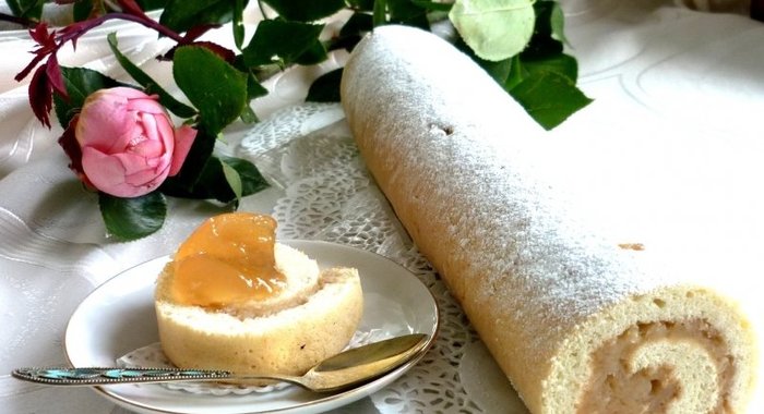 Бисквитный рулет с яблочной начинкой