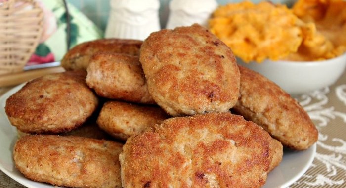 Мясные котлеты с лисичками и гречневыми хлопьями