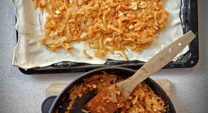 Пирог с капустой, яйцами и томатной пастой