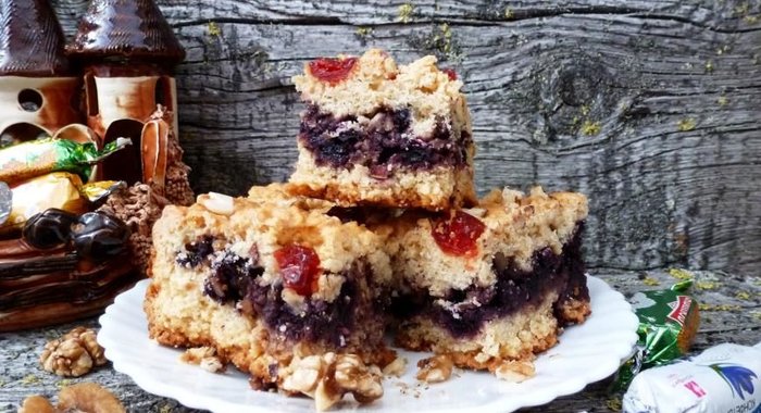 Тёртый пирог с черникой и орехами