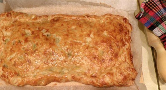 Пирог из слоеного теста с начинкой из капусты, зеленого лука и яйца