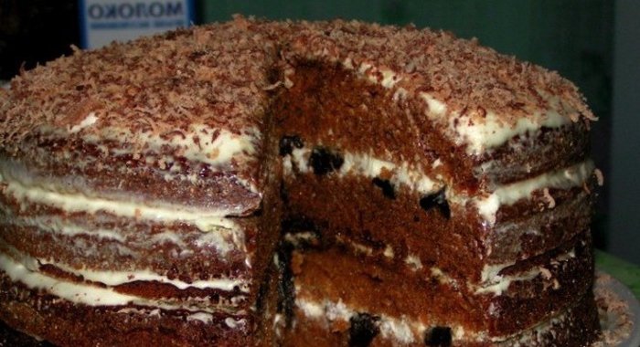 Шоколадный торт с черносливом и орехами