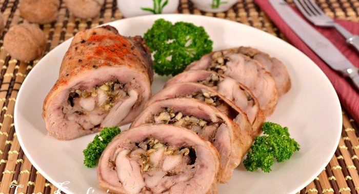 Куриный рулет с орехами