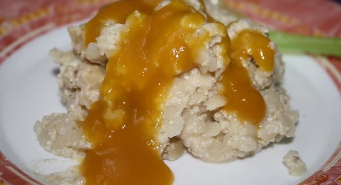 Творожно-макаронная запеканка с бананом и соусом из манго