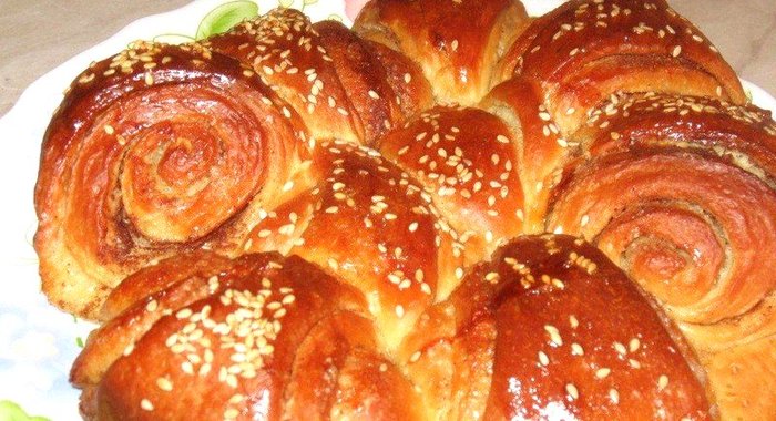 Булка-цветок с корицей
