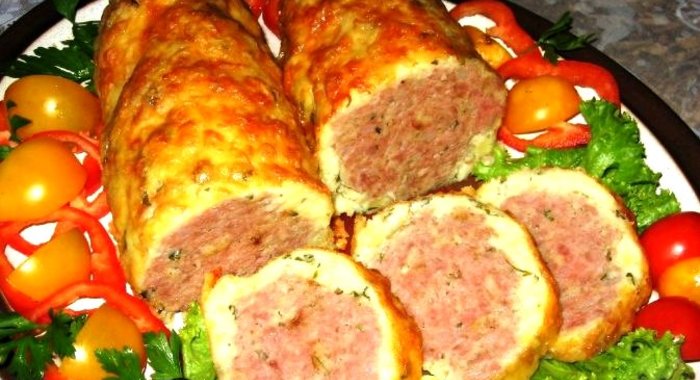 Мясной рулет в сырно-картофельной оболочке