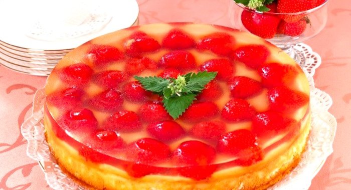 Торт с клубникой, сырным кремом и желе