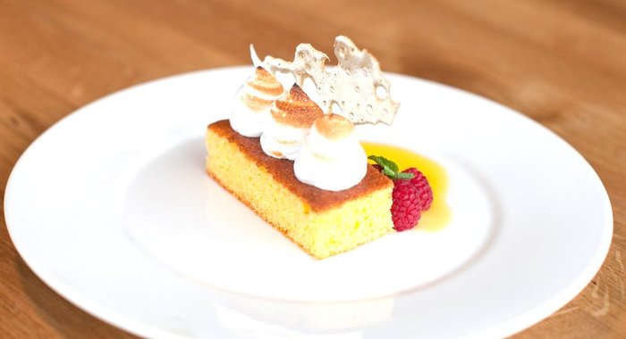 Кекс из поленты с меренгой и карамелью