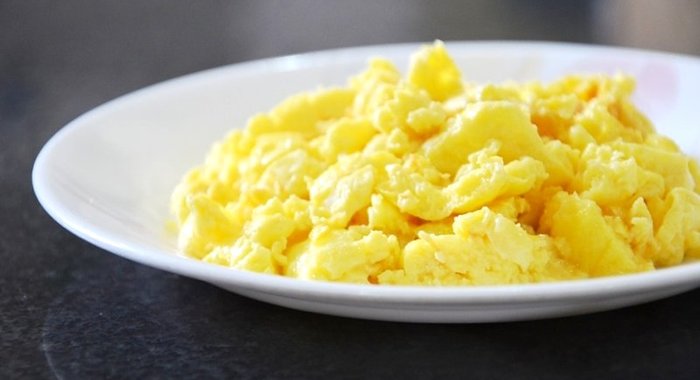 Яичница-болтунья с сыром