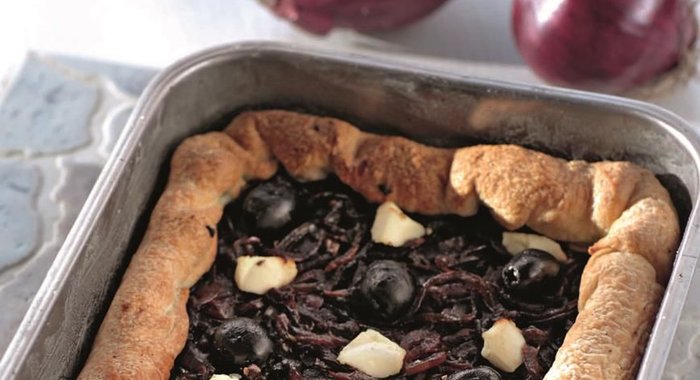 Пирог с красным луком и козьим сыром