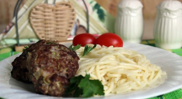 Котлеты из говядины с кабачком и овсяными хлопьями