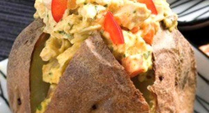 Печеный картофель на гриле с кремом из авокадо