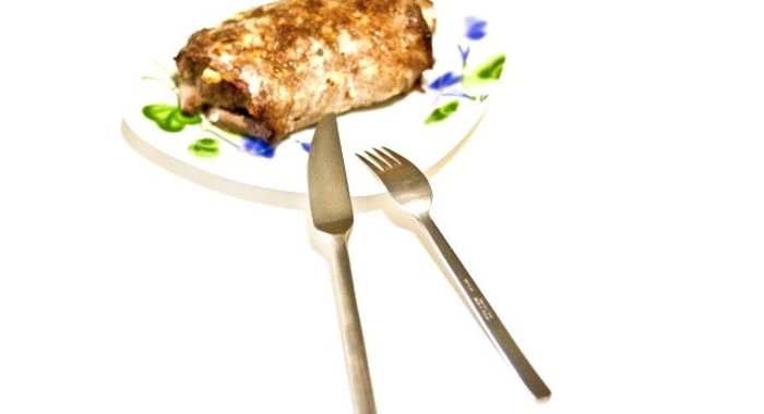 Рулет из говядины с начинкой из бекона и яйца