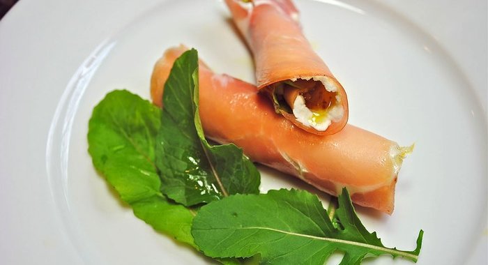 Рулетики из ветчины с сыром