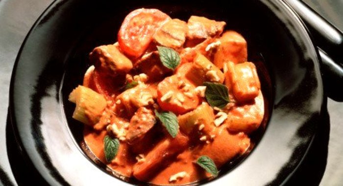 Рагу из свинины с сельдерем, морковью, мадерой и пряностями