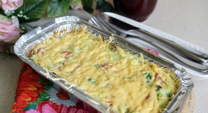 Картофельная запеканка с сосисками и зеленым горошком