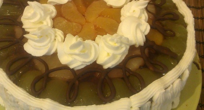Торт с банановым кремом и фруктами в желе