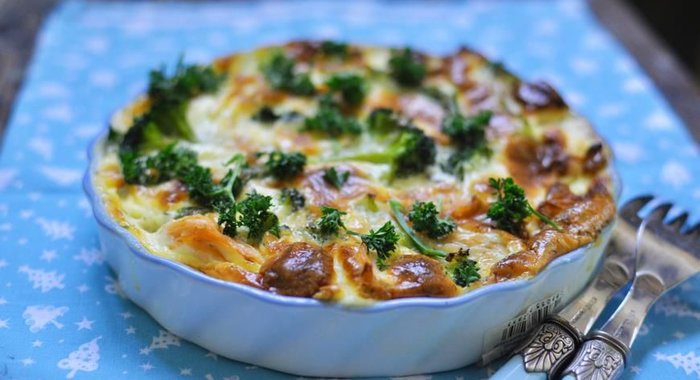 Запеканка из лосося, брокколи и спаржи в сливочном соусе