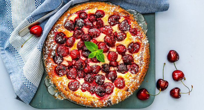 Пирог из черешни с творогом