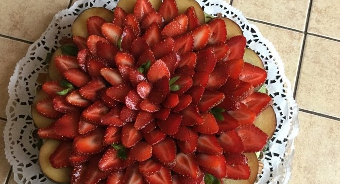 Медовый торт с клубникой и бананами, заварной крем