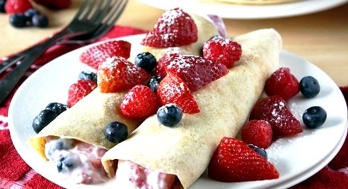 Блины с начинкой из йогурта и ягод