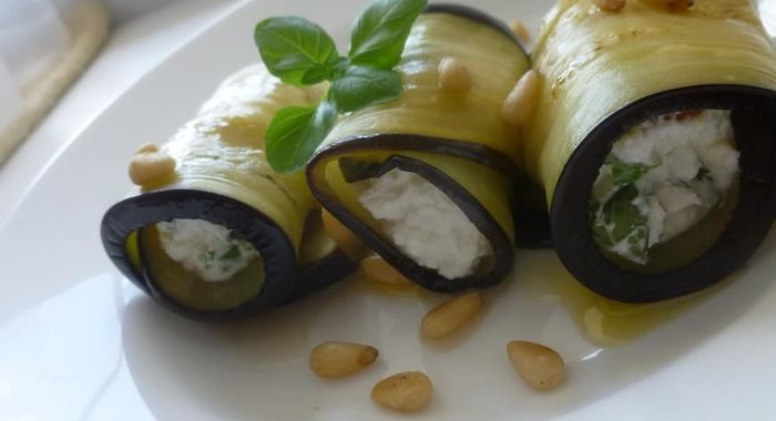 Рулеты из баклажанов с рикоттой и кедровыми орешками