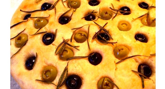 Фокачча с оливками и розмарином