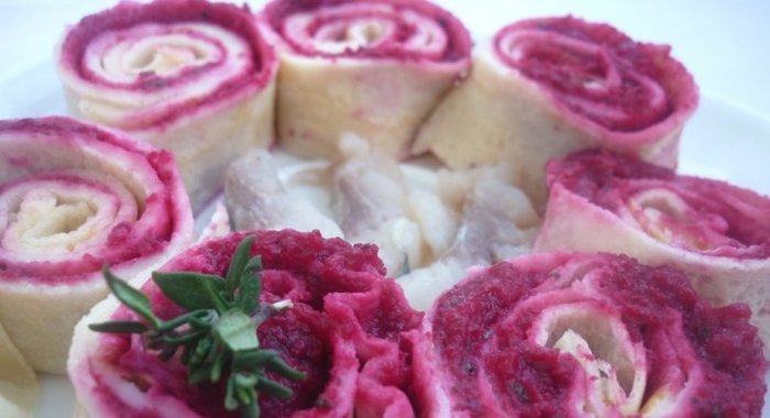 Блины со свекольно-селёдочной начинкой(2 варианта)