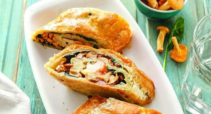 Рулет с лисичками, зеленью и креветками