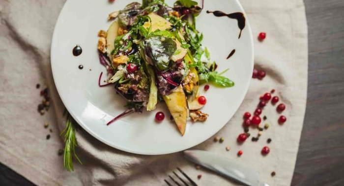 Яблочно-клюквенный салат с грецкими орехами, твердой фетой и яблочно-медовой заправкой