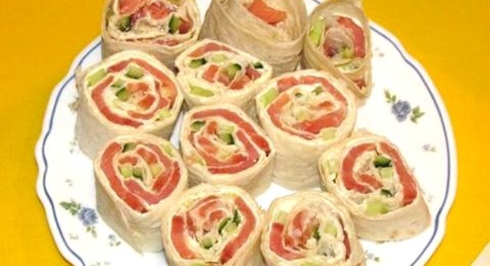 Рулет из лаваша с семгой и сыром