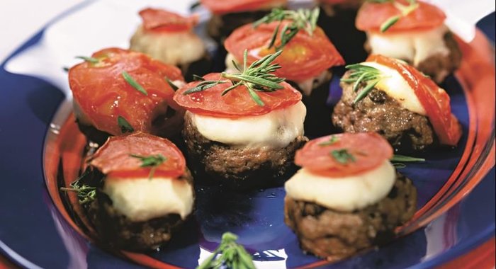 Котлеты из говядины с картофельным пюре и помидорами