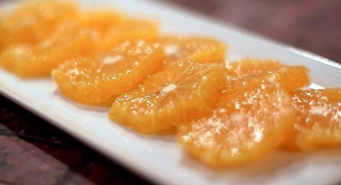 Апельсины под легким соусом с корицей