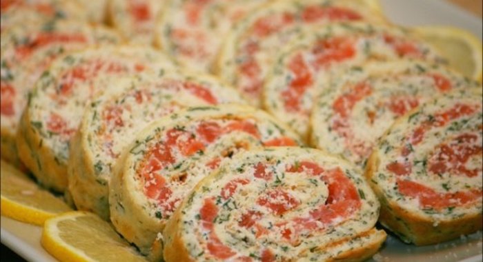 Рулет с зеленью и красной рыбой