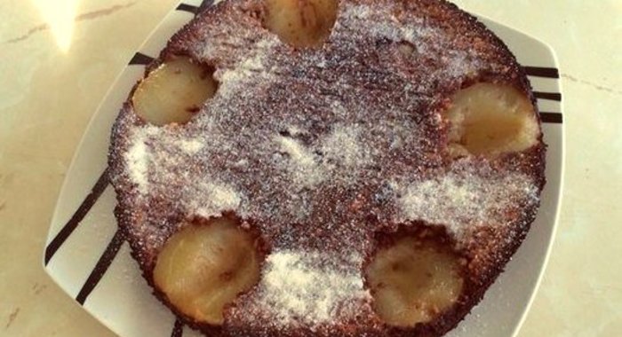 Шоколадный пирог с грушами