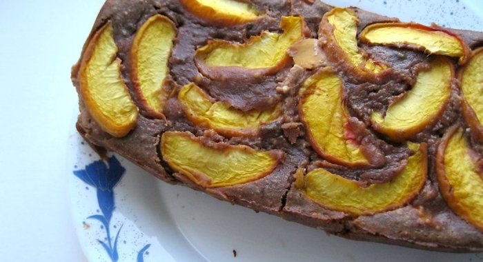 Творожный кекс с какао и персиками