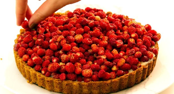 Пирог с земляникой и кремом патисьер