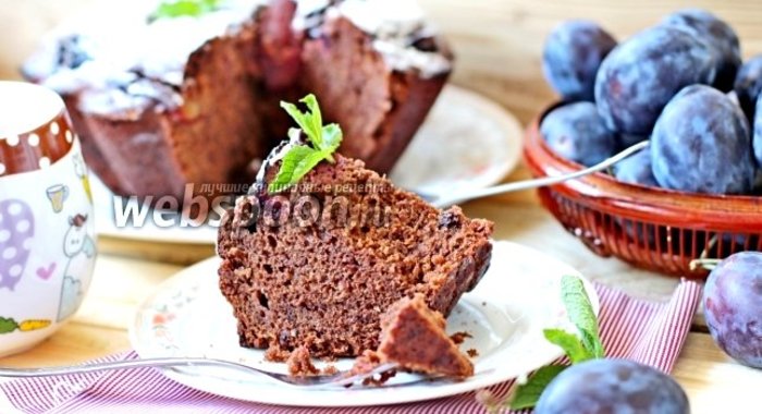 Шоколадный кекс со сливой